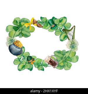 Illustrazione dell'acquerello della cornice di San Patrizio su sfondo bianco. Corona dipinta a mano shamrock, trifoglio, foglie verdi, birra stein, arpa, pentola di moneta Foto Stock