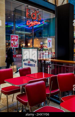 Ed's Easy Diner nel Cambridge Grand Arcade Shopping Centre o Mall. Ed's Easy Diner è stato fondato a Soho London nel 1987. Foto Stock