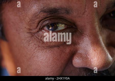 Avvicinati e personali. Primo piano di un uomo anziano che guarda la fotocamera. Foto Stock