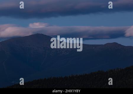 Silhouette del Presidential Range dal Molo Pan di zucchero di mezzo a Betlemme, New Hampshire in una serata estiva nuvolosa al crepuscolo. Lavaggio del supporto Foto Stock