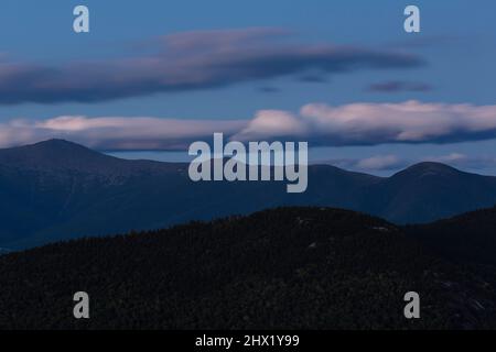 Silhouette del Presidential Range dal Molo Pan di zucchero di mezzo a Betlemme, New Hampshire in una serata estiva nuvolosa al crepuscolo. Lavaggio del supporto Foto Stock