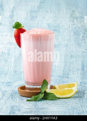 Fragola e limone frullato o frullato su sfondo di pietra blu Foto Stock