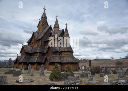 La chiesa a doghe di Heddal fu costruita intorno al 1240 ed è oggi una chiesa a doghe a tre navate più grande della Norvegia. Foto Stock