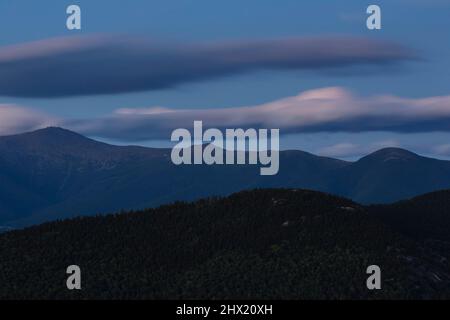 Silhouette del Presidential Range dal Molo Pan di zucchero di mezzo a Betlemme, New Hampshire in una serata estiva nuvolosa al crepuscolo. Lavaggio del supporto Foto Stock