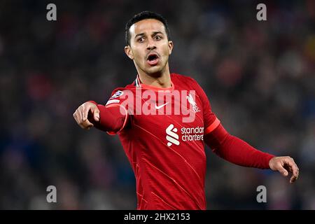 Liverpool, Regno Unito. 08 marzo 2022. Thiago Alcantara del Liverpool FC si occupa dei gesti durante il round della UEFA Champions League di sedici partite di calcio di seconda tappa tra il Liverpool FC e il FC Internazionale. Credit: Nicolò campo/Alamy Live News Foto Stock