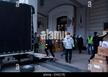 Spagna. 07th Mar 2022. I volontari raccolgono e organizzano donazioni per i rifugiati di guerra Russia-Ucraina al Palazzo Potocki di Lviv, Ucraina, il 8 marzo 2022. Essendo la città più occidentale dell'Ucraina, Lviv è diventata una tappa importante per i rifugiati che fuggono dalla guerra da tutto il paese, che poi salgono a bordo di treni verso altri paesi europei come la Polonia o l'Ungheria. Oltre 2 milioni di persone, soprattutto donne e bambini, hanno già lasciato il paese. (Foto di Davide Bonaldo/Sipa USA) Credit: Sipa USA/Alamy Live News Foto Stock