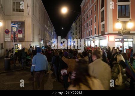 Monaco di Baviera, Germania. 08th Mar 2022. Il 8 marzo 2022, centinaia di partecipanti si sono riuniti presso l'Isartor a Monaco di Baviera, in Germania, per lo sciopero femminista della Giornata internazionale della donna. (Foto di Alexander Pohl/Sipa USA) Credit: Sipa USA/Alamy Live News Foto Stock