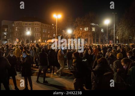 Monaco di Baviera, Germania. 08th Mar 2022. Il 8 marzo 2022, centinaia di partecipanti si sono riuniti presso l'Isartor a Monaco di Baviera, in Germania, per lo sciopero femminista della Giornata internazionale della donna. (Foto di Alexander Pohl/Sipa USA) Credit: Sipa USA/Alamy Live News Foto Stock