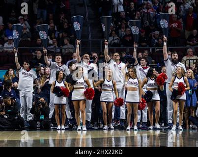 Marzo 08 2022 Las Vegas, NV, U.S.A. Gonzaga cheerleaders durante la NCAA West Coast Conference Men's Basketball Tournament Championship tra Gonzaga Bulldogs e Saint Mary's Gaels all'Orleans Arena Las Vegas, NV. Thurman James/CSM Foto Stock