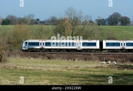 Chiltern Railways treno diesel classe 168, vista laterale, Warwickshire, Regno Unito Foto Stock