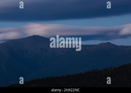 Silhouette del Presidential Range dal Molo Pan di zucchero di mezzo a Betlemme, New Hampshire in una serata estiva nuvolosa al crepuscolo. Lavaggio del supporto Foto Stock