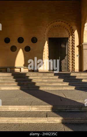Nel tardo pomeriggio, ombre invernali sui gradini fino al bellissimo municipio di Stoccolma - Stockholms stadshus. Foto Stock
