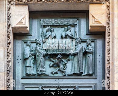 Particolare della porta principale della cattedrale di San Vito a Praga Foto Stock