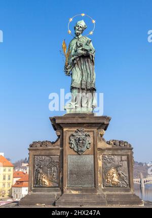 Statua di Giovanni di Nepomuk sul ponte Carlo di Praga Foto Stock