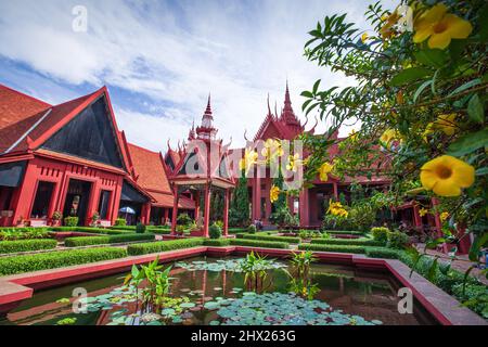 Pittoreschi esterni del Museo Nazionale della Cambogia a Phnom Penh, architettura tradizionale Khmer, e giardino tropicale. Foto Stock