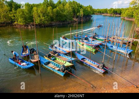 Colorate barche da pesca thailandesi tradizionali presso un molo. Ranong, Tailandia. Foto Stock