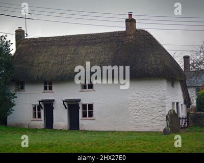 Un vecchio cottage sul bordo di un cimitero in Avebury, Wiltshire, Inghilterra Foto Stock