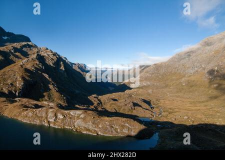 La valle di Routeburn più tardi dopo mezzogiorno vista della luce dalla sella di Harris, Routeburn Track Nuova Zelanda Foto Stock