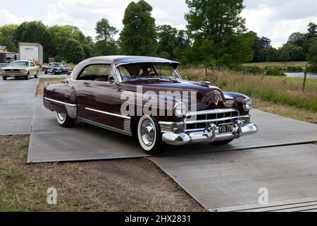 A Maroon, 1949, Cadillac Coupe De Ville, in corso di dimostrazione, al London Classic Car Show 2021 Foto Stock