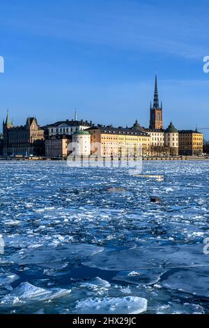 Centro storico di Stoccolma - Gamla Stan e la suggestiva chiesa di Riddarholmen. Riddarfjäden fiordo è congelato. Girato dal municipio. Foto Stock