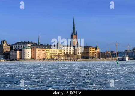 Centro storico di Stoccolma - Gamla Stan e la suggestiva chiesa di Riddarholmen. Riddarfjäden fiordo è congelato. Girato dal municipio. Foto Stock