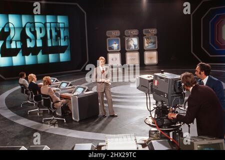 Tip, Quizshow, Österreich um 1973, moderatore Günther Ziesel mit seiner Jury im Fernsehstudio. Foto Stock