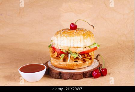 TANDOORI BURGER di POLLO succosa, hamburger o cheeseburger con un polpette di pollo, salsa, patatine fritte e bevanda fredda. Concetto di americano veloce Foto Stock