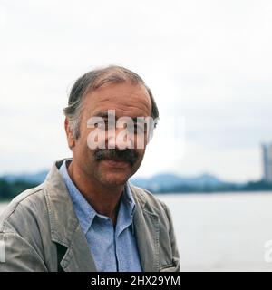 Ruhe sanft, Bruno, ARD Kriminalkomödie, 1983, Regie: Hajo Gies, Im Bild: Armin Mueller-Stahl als Fjodor Kuschnik. Ruhe sanft, Bruno, TV Crime Comedy, 1983, regia di Hajo Gies, nella foto: Armin Mueller-Stahl Foto Stock