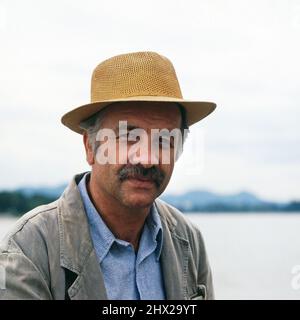 Ruhe sanft, Bruno, ARD Kriminalkomödie, 1983, Regie: Hajo Gies, Im Bild: Armin Mueller-Stahl als Fjodor Kuschnik. Ruhe sanft, Bruno, TV Crime Comedy, 1983, regia di Hajo Gies, nella foto: Armin Mueller-Stahl Foto Stock