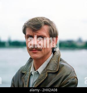 Ruhe sanft, Bruno, ARD Kriminalkomödie, 1983, Regie: Hajo Gies, Im Bild: Wolf-Dietrich Sprenger als Paul Ritter. Ruhe sanft, Bruno, TV Crime Comedy, 1983, regia di Hajo Gies, nella foto: Wolf-Dietrich Sprenger Foto Stock