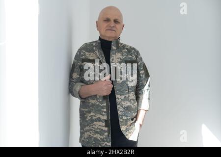 Ritratto soldato senior in uniforme militare Foto Stock