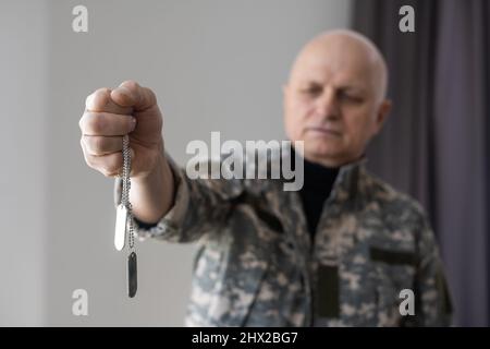 Ritratto soldato senior in uniforme militare Foto Stock