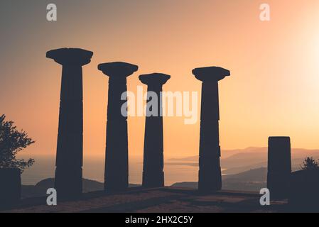 Rovine colonna dorica del Tempio di Atena al tramonto. Città antica di Assos. Behramkale, Canakkale, Turchia Foto Stock