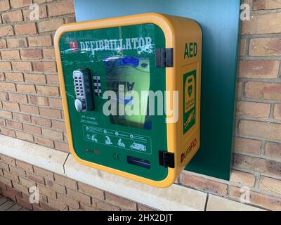 Defibrillatore AED presso Waitrose Rushden Lakes Northamptonshire Regno Unito in caso di chiamata di emergenza soccorso urgente salvare la vita semplice uso shock per il cuore Foto Stock