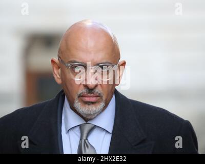 Londra, Regno Unito. 8th Mar 2022. Il Segretario per l'istruzione Nadhim Zahawi arriva per la riunione settimanale del Gabinetto al n. 10 Downing Street Foto Stock