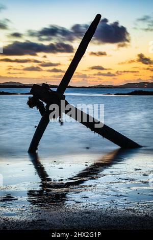 Ancora del Verity sulla spiaggia a Aughrus Beg, Connemara, County, Galway, Irlanda. Foto Stock