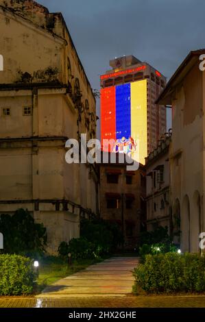 Menara DBKL 1 che mostra la bandiera di Kuala Lumpur, preso da un divario tra la Corte Suprema Vecchia, l'Ufficio di indagine FMS e il Teatro cittadino Foto Stock