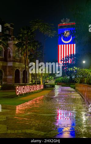 DBKL edificio preso dal retro del Sultan Abdul Samad edificio di notte e quando piove, mostrando la bandiera nazionale di Kuala Malaysian Foto Stock