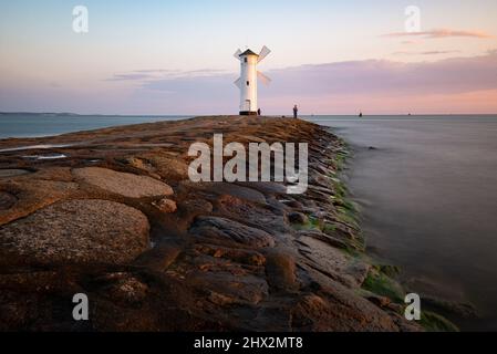 Faro mulino a vento Stawa Mlyny, Swinoujscie, Mar Baltico - Polonia Foto Stock