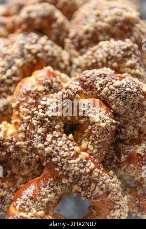 Impila di dolci con miele e noci. Pasticceria tradizionale rumena - mucinici, figura otto Foto Stock