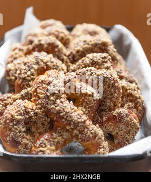 Impila di dolci con miele e noci. Pasticceria tradizionale rumena - mucinici, figura otto Foto Stock