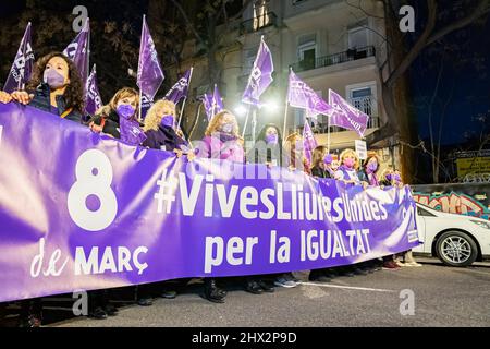 Valencia, Spagna. 08th Mar 2022. Le dimostranti femminili portano una bandiera che dice "vivo, libero, unito per l'uguaglianza” durante la manifestazione femminista internazionale (8M), a Valencia, il giorno della Giornata internazionale della donna. Credit: SOPA Images Limited/Alamy Live News Foto Stock