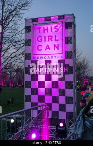 Newcastle upon Tyne, Regno Unito - 8th marzo 2022: Linea di inizio/fine per questa ragazza può esercitare il percorso sulla Giornata Internazionale della Donna. Foto Stock