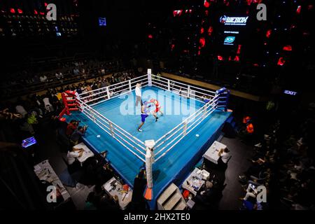 Kathmandu, Nepal. 16th Mar 2022. Sangita Sunwar, boxer nepalese (in maglia blu), visto durante una partita di pugilato contro Punam Rawal (in maglia rossa) che ha segnato le celebrazioni della Giornata Internazionale della Donna a Kathmandu. Credit: SOPA Images Limited/Alamy Live News Foto Stock