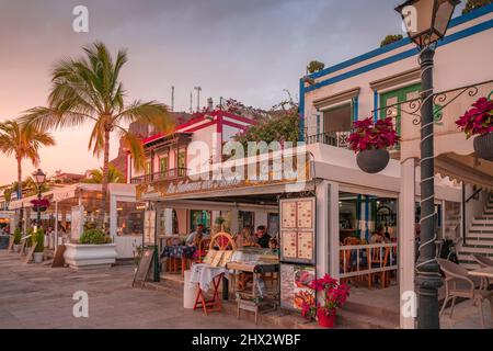 Vista di caffè e ristoranti e palme nella piazza della città, Puerto de Mogan al tramonto, Gran Canaria, Isole Canarie, Spagna, Europa Foto Stock