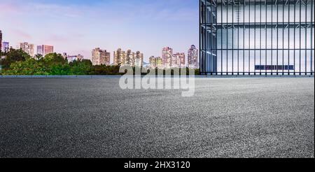 Strada asfaltata e skyline della città con edifici moderni a Shenzhen, Cina. Foto Stock