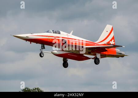 Northrop F-5E Tiger II di Patrouille Suisse, velivolo da caccia svizzero in arrivo al Royal International Air Tattoo Airshow, Regno Unito, RAF Fairford Foto Stock