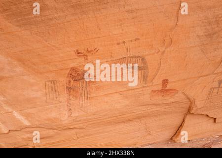 Figure antropomorfe simili ad alieni sul Bartlett Rock Art Panel, un pannello in stile Barrier Canyon vicino a Moab, Utah. Dipinta circa 3000 anni fa dalla A. Foto Stock