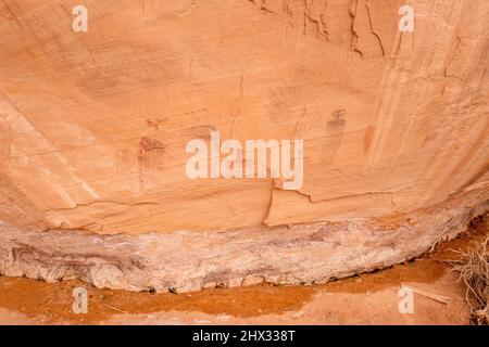 Figure antropomorfe simili ad alieni sul Bartlett Rock Art Panel, un pannello in stile Barrier Canyon vicino a Moab, Utah. Dipinta circa 3000 anni fa dalla A. Foto Stock