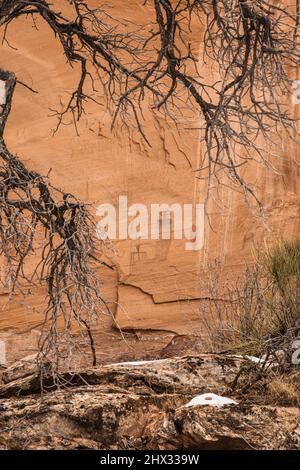 Figure antropomorfe simili ad alieni sul Bartlett Rock Art Panel, un pannello in stile Barrier Canyon vicino a Moab, Utah. Dipinta circa 3000 anni fa dalla A. Foto Stock